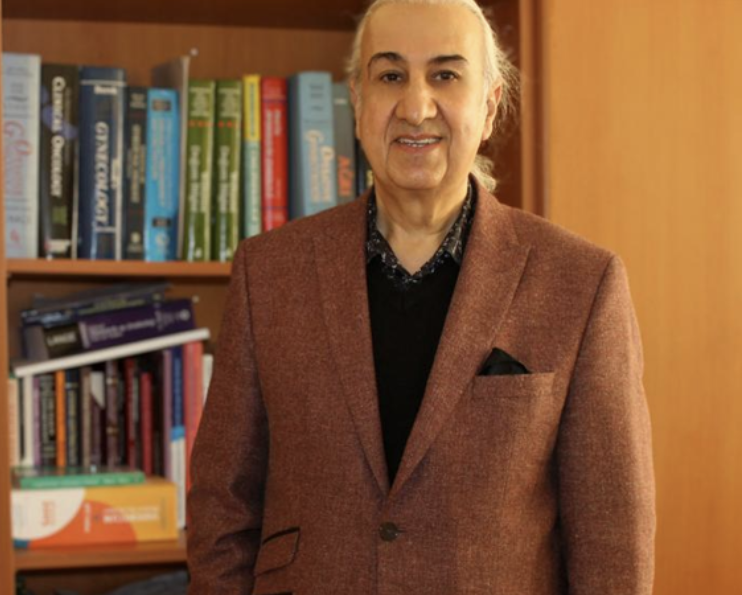 Prof. Dr. Özcan Balat muayenehanesinde